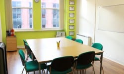 Développez vos compétences en anglais en Angleterre : une salle de classe moderne chez Essential English Centre, partenaire de Sherwood School, école de langues à La Baule (formation éligible CPF). Développez vos compétences en anglais en Angleterre : une salle de classe chez Essential English Centre, partenaire de Sherwood School, école de langues à La Baule (formation éligible CPF).