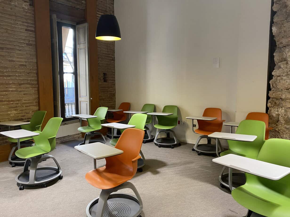 Une salle de classe lumineuse et moderne prête à accueillir les étudiants en séjour linguistique chez Españolé à Valence, une formation de qualité en partenariat avec Sherwood School (éligible CPF). Une salle de classe lumineuse et moderne prête à accueillir les étudiants en séjour linguistique chez Españolé à Valence, une formation de qualité en partenariat avec Sherwood School (éligible CPF).