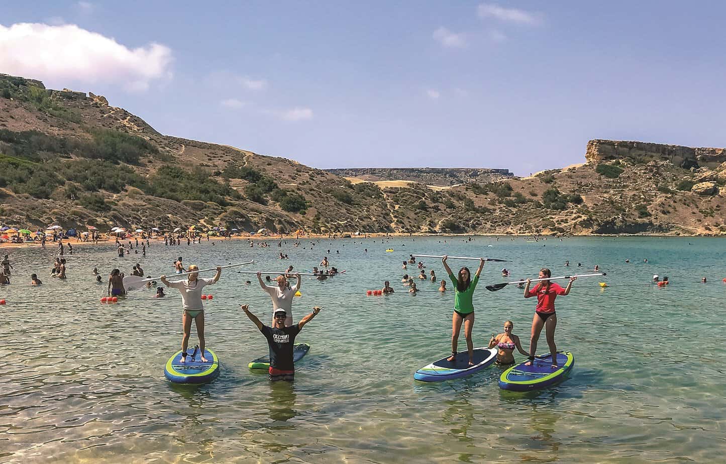 Apprendre l'anglais à Malte : activité de paddle surf en mer pour le summer camp de Cavendish School, partenaire de Sherwood School, école de langues à La Baule (éligible CPF).