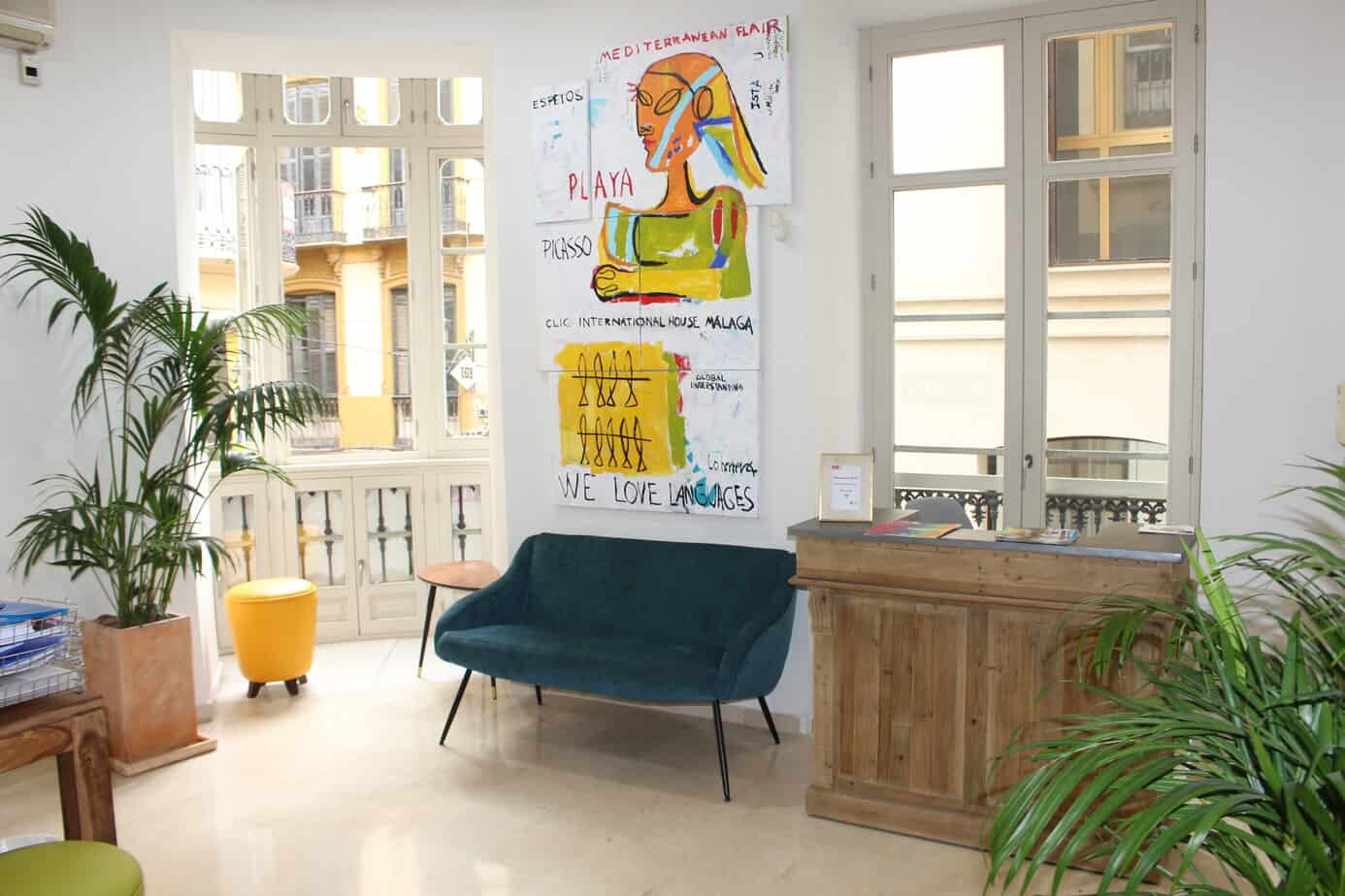 L'espace d'accueil chaleureux et design de l'école CLIC Malaga, le point de départ idéal pour commencer votre séjour linguistique en Espagne avec Sherwood School (éligible CPF). L'espace d'accueil chaleureux et design de l'école CLIC Malaga, le point de départ idéal pour commencer votre séjour linguistique en Espagne avec Sherwood School (éligible CPF).