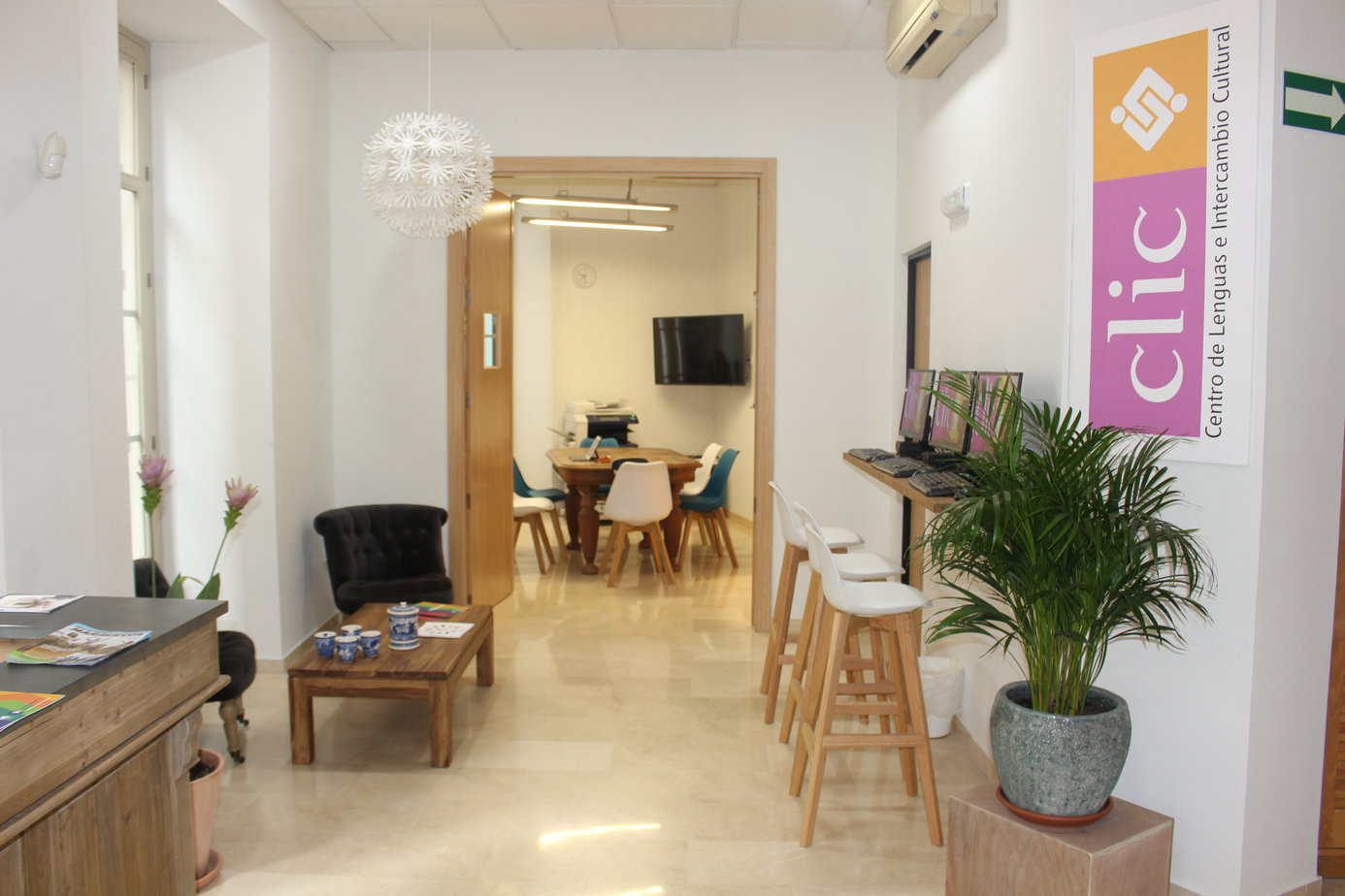 Un environnement stimulant et contemporain pour étudier en Espagne : découvrez les espaces partagés et les salles de classe de CLIC Malaga, en partenariat avec Sherwood School (éligible au CPF). Un environnement stimulant et contemporain pour étudier en Espagne : découvrez les espaces partagés et les salles de classe de CLIC Malaga, en partenariat avec Sherwood School (éligible au CPF).