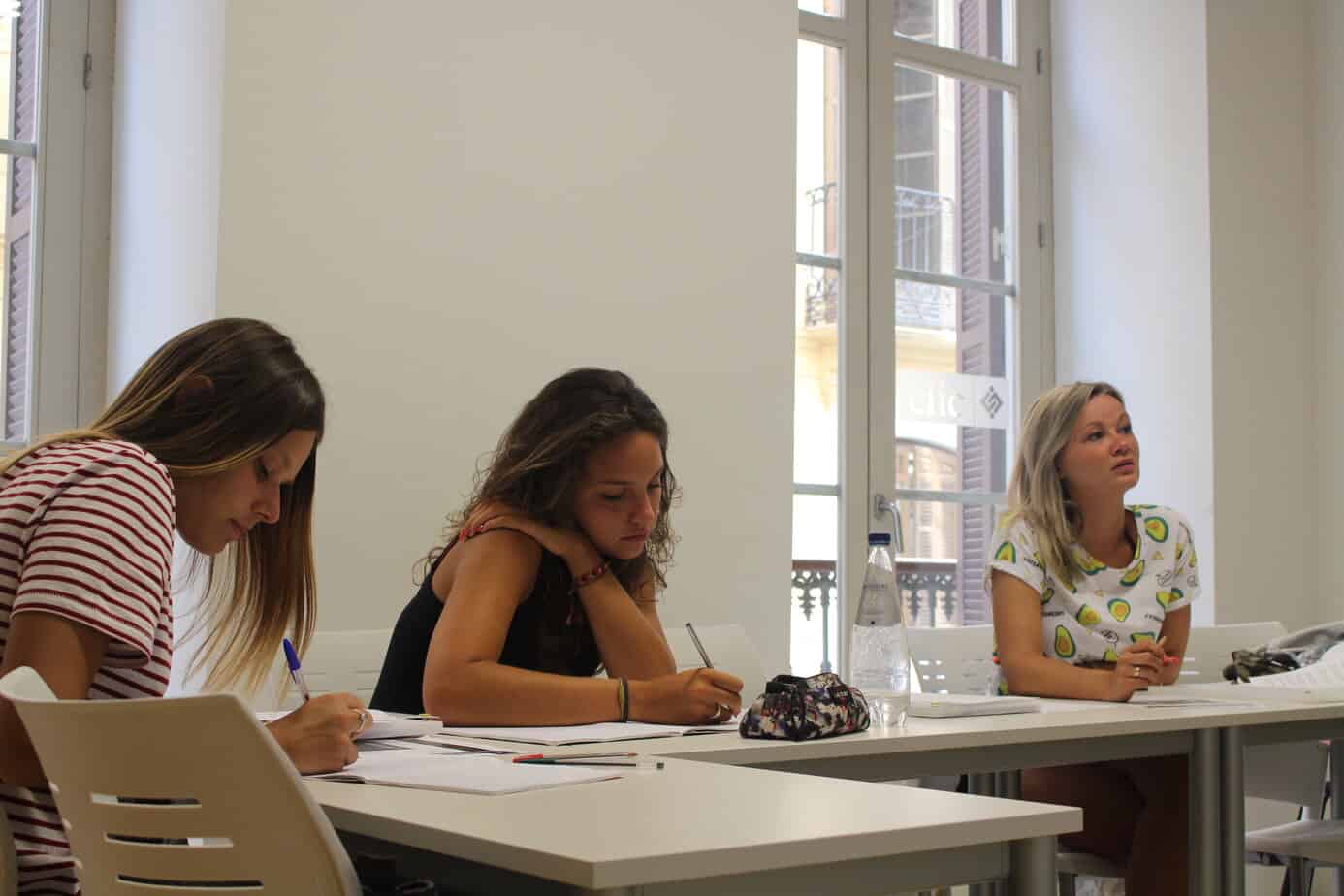 Perfectionner son niveau de langue dans un cadre stimulant : scène de classe avec des apprenants adultes à l'école CLIC à Malaga, un programme Sherwood School (formation éligible CPF). Perfectionner son niveau de langue dans un cadre stimulant : scène de classe avec des apprenants adultes à l'école CLIC à Malaga, un programme Sherwood School (formation éligible CPF).