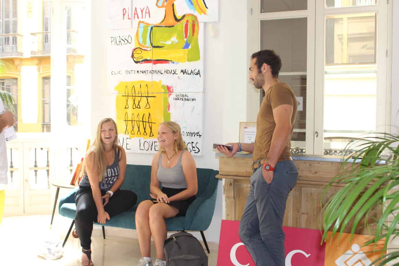 Allier l'apprentissage intensif de la langue et la détente au bord de mer : étudiants adultes planifiant leur après-midi à la plage de l'école CLIC à Malaga, en partenariat avec Sherwood School (formation CPF). Allier l'apprentissage intensif de la langue et la détente au bord de mer : étudiants adultes planifiant leur après-midi à la plage de l'école CLIC à Malaga, en partenariat avec Sherwood School (formation CPF).