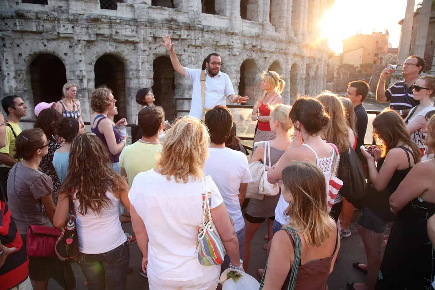 Séjour linguistique à Rome : immersion culturelle au Colisée pour progresser en italien avec des étudiants du monde entier chez Sherwood School.