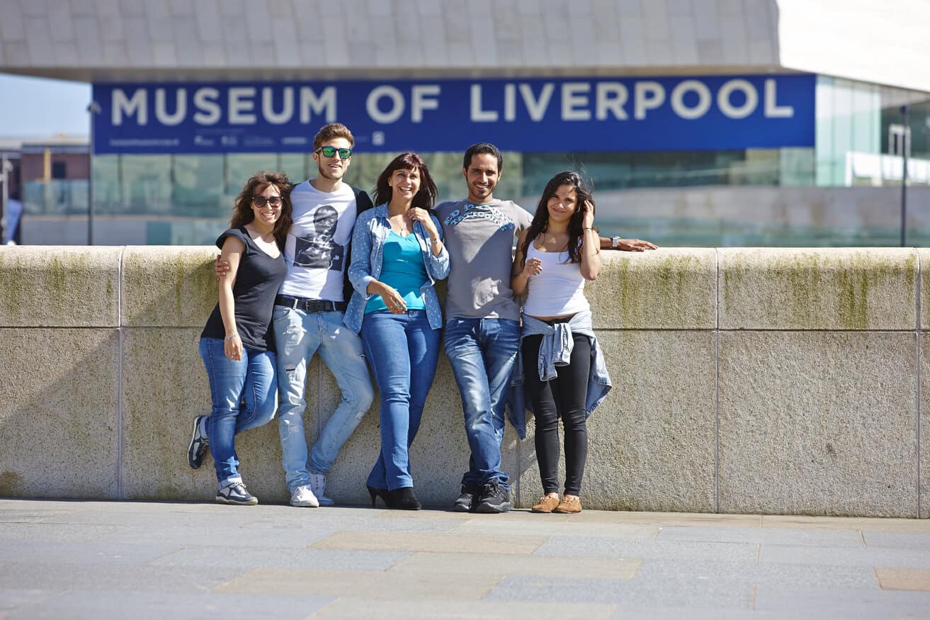 Activités culturelles et visite de musée à Liverpool : étudiants en séjour linguistique pratiquant l'anglais avec l'école LILA* et Sherwood School (CPF). Activités culturelles et visite de musée à Liverpool : étudiants en séjour linguistique pratiquant l'anglais avec l'école LILA* et Sherwood School (CPF).