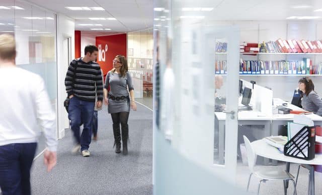 Étudiants pratiquant l'anglais après les cours à Liverpool : immersion linguistique avec l'école LILA* et Sherwood School, formation CPF. Étudiants pratiquant l'anglais après les cours à Liverpool : immersion linguistique avec l'école LILA* et Sherwood School, formation CPF.