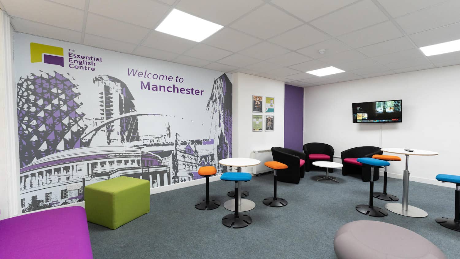 Découvrez un cadre idéal pour votre séjour linguistique à Manchester : le hall d'accueil d'Essential English Centre, partenaire de Sherwood School, école de langues à La Baule (éligible CPF). Découvrez un cadre idéal pour votre séjour linguistique à Manchester : le hall d'accueil d'Essential English Centre, partenaire de Sherwood School, école de langues à La Baule (éligible CPF).