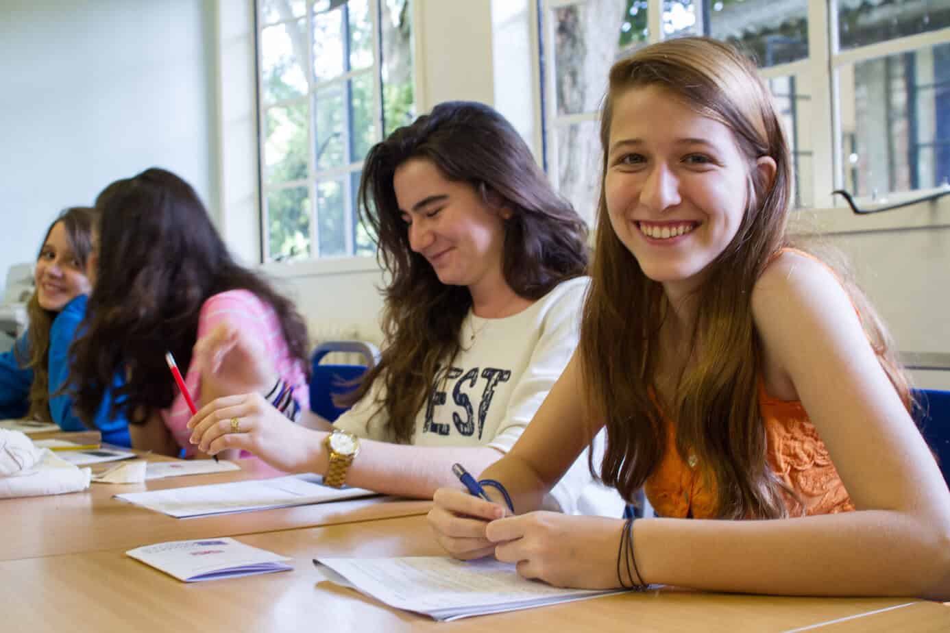 Apprendre l'anglais en séjour linguistique à Cambridge : cours intensifs pour étudiants chez Studio Cambridge et Sherwood School (CPF).
