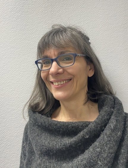 Notre équipe administrative est à votre écoute : Monia est prête à vous accompagner à tout moment dans les démarches de votre projet de formation avec Sherwood