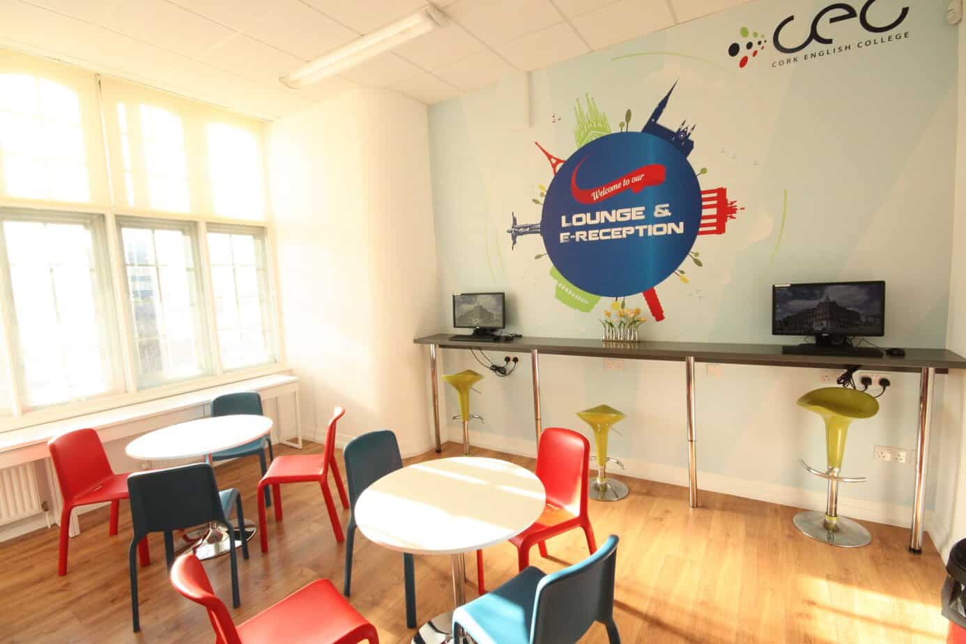 Accueil et services aux étudiants à Cork : vue du lobby et de la réception de Cork English College (CEC) en Irlande, partenaire de Sherwood School, école de langues à La Baule (éligible CPF).