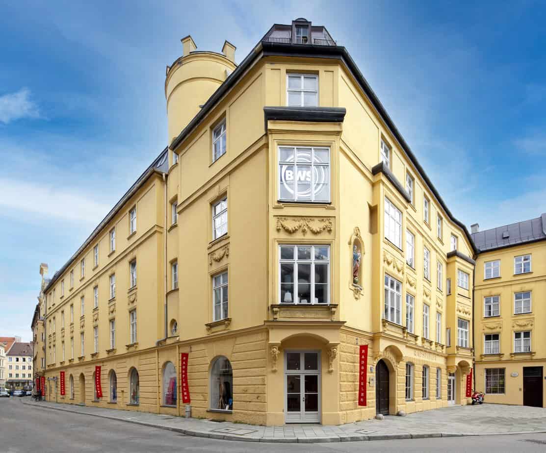 Façade du centre de langue BWS à Munich : votre école pour un séjour linguistique bavarois avec Sherwood School, formation certifiée éligible au CPF. Façade du centre de langue BWS à Munich : votre école pour un séjour linguistique bavarois avec Sherwood School, formation certifiée éligible au CPF.