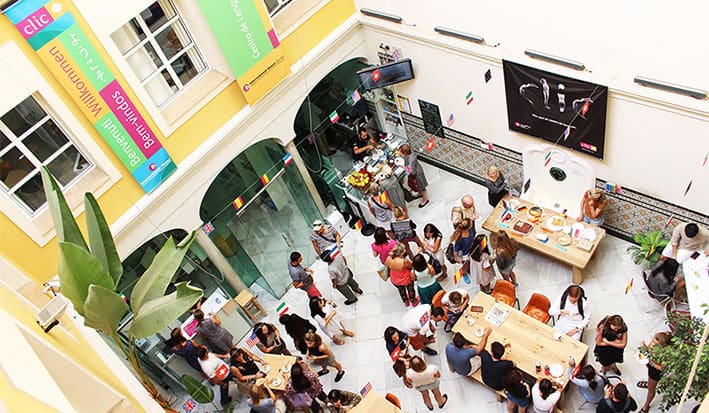 Le magnifique patio andalou de CLIC Séville s'anime après les cours : un événement convivial idéal pour interagir et progresser en espagnol avec Sherwood School (éligible CPF). Le magnifique patio andalou de CLIC Séville s'anime après les cours : un événement convivial idéal pour interagir et progresser en espagnol avec Sherwood School (éligible CPF).