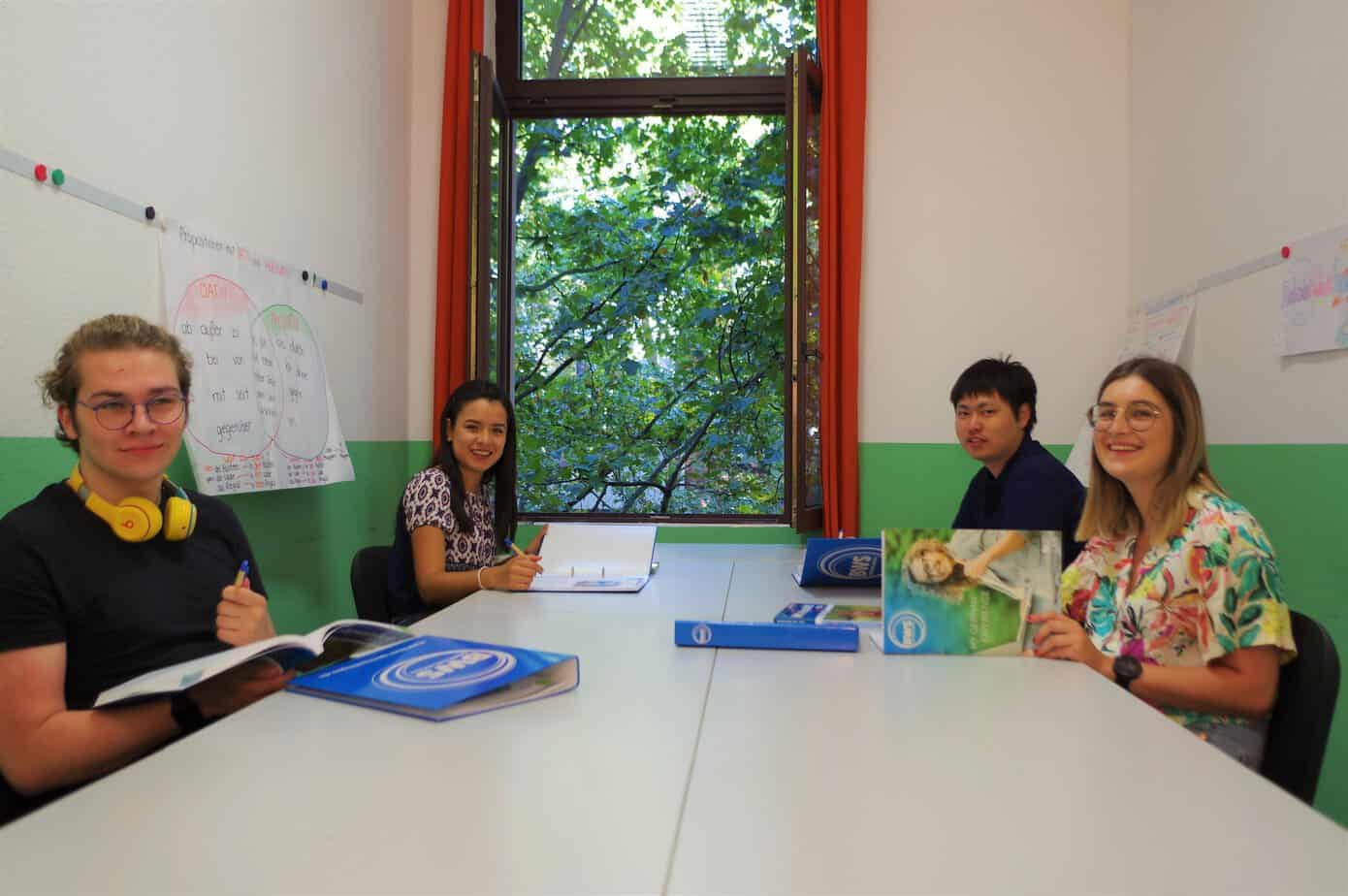 Mixité culturelle à Cologne : étudiants internationaux en séjour linguistique avec Sherwood School pour apprendre l'allemand via le CPF. Mixité culturelle à Cologne : étudiants internationaux en séjour linguistique avec Sherwood School pour apprendre l'allemand via le CPF.