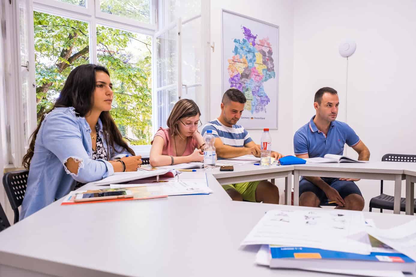 Séjour linguistique à Munich : étudiants internationaux en plein cours d'allemand avec Sherwood School, formation intensive éligible au CPF. Séjour linguistique à Munich : étudiants internationaux en plein cours d'allemand avec Sherwood School, formation intensive éligible au CPF.
