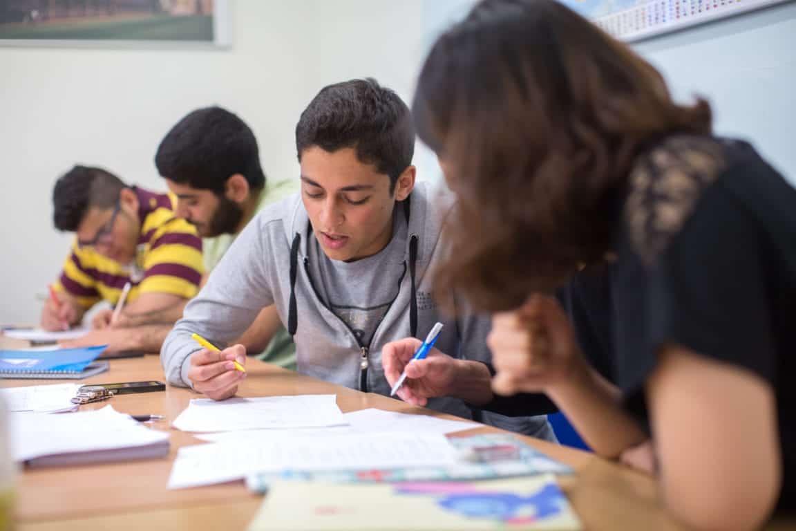 Améliorez votre anglais grâce à des cours intensifs en Angleterre : étudiants en classe chez Studio Cambridge, partenaire de Sherwood School, école de langues à La Baule (formation éligible CPF).