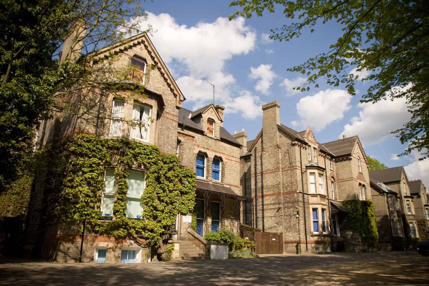 Progressez en anglais en immersion en Angleterre : le superbe bâtiment de Studio Cambridge, partenaire de Sherwood School, école de langues à La Baule (formation éligible CPF).