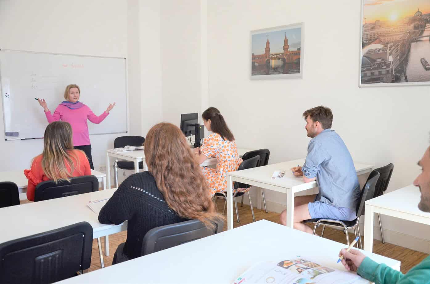 Progrès en allemand à Berlin : étudiants internationaux en salle de classe au centre BWS avec Sherwood School, perfectionnement linguistique éligible au CPF. Progrès en allemand à Berlin : étudiants internationaux en salle de classe au centre BWS avec Sherwood School, perfectionnement linguistique éligible au CPF.