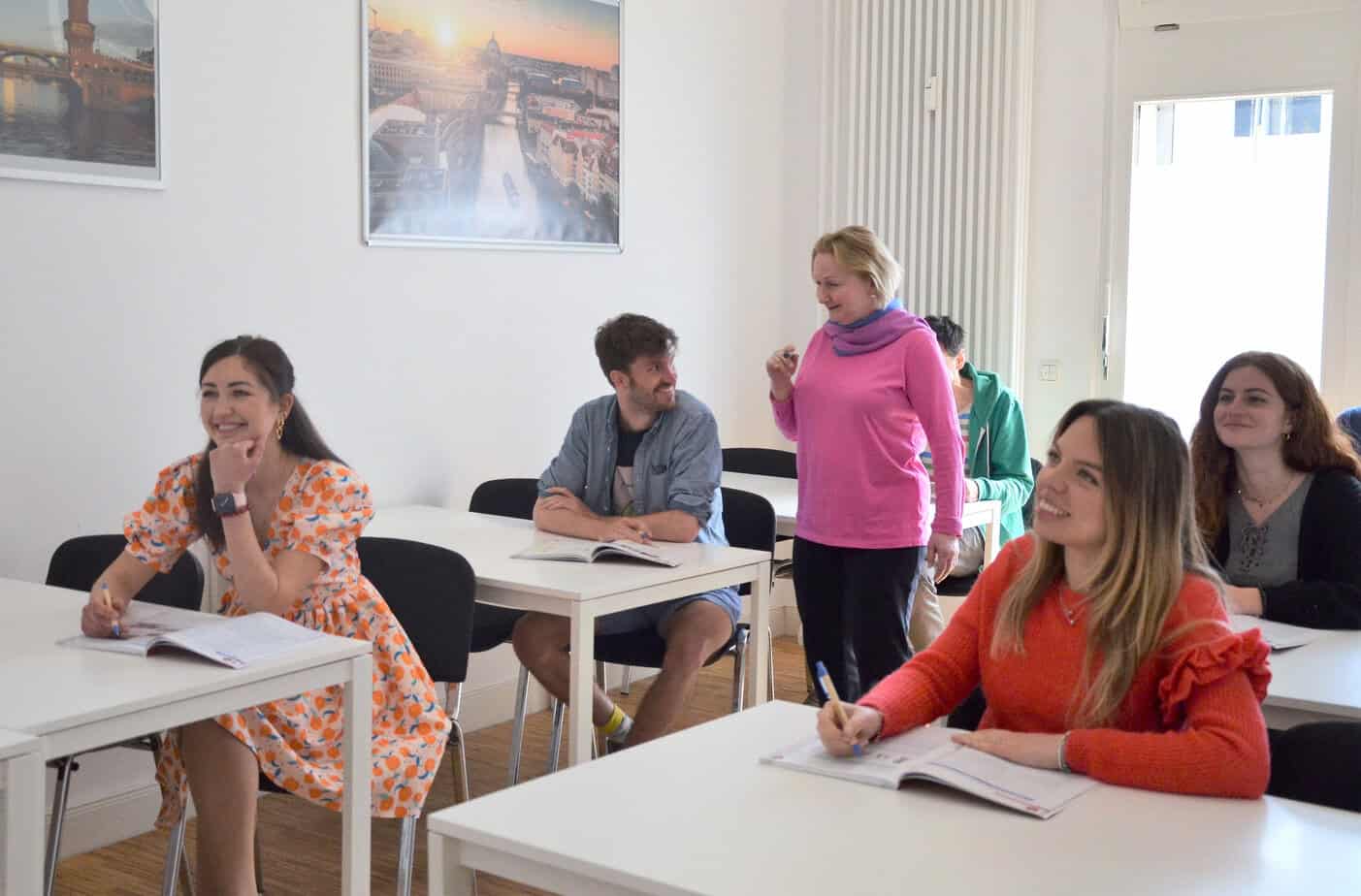 Cours d'allemand en groupe à Berlin : étudiants en plein séjour linguistique au centre BWS avec Sherwood School, formation éligible au CPF. Cours d'allemand en groupe à Berlin : étudiants en plein séjour linguistique au centre BWS avec Sherwood School, formation éligible au CPF.