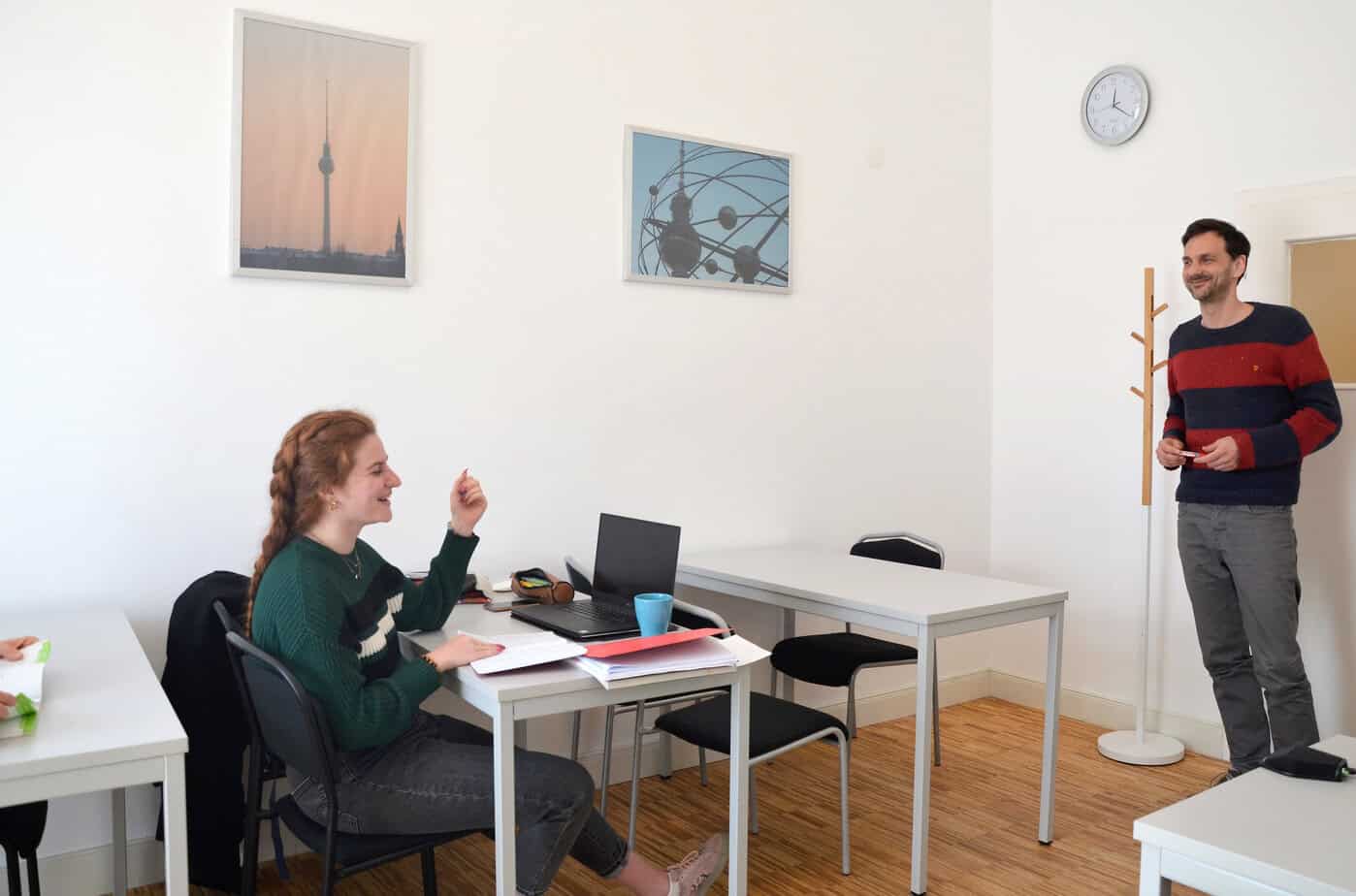 ¡Excelente para cerrar este bloque de clases en la capital! Esta imagen es fundamental porque humaniza la enseñanza. En el SEO para el mercado francés, el concepto de "professeur natif" o "encadrement" (tutoría/supervisión) es un factor decisivo de calidad. Para la foto 181, vamos a destacar esa atención personalizada: Texte alternatif: Accompagnement pédagogique à Berlin : professeur d'allemand et étudiant au centre BWS avec Sherwood School, formation sur mesure éligible au CPF. ¡Excelente para cerrar este bloque de clases en la capital! Esta imagen es fundamental porque humaniza la enseñanza. En el SEO para el mercado francés, el concepto de "professeur natif" o "encadrement" (tutoría/supervisión) es un factor decisivo de calidad. Para la foto 181, vamos a destacar esa atención personalizada: Texte alternatif: Accompagnement pédagogique à Berlin : professeur d'allemand et étudiant au centre BWS avec Sherwood School, formation sur mesure éligible au CPF.