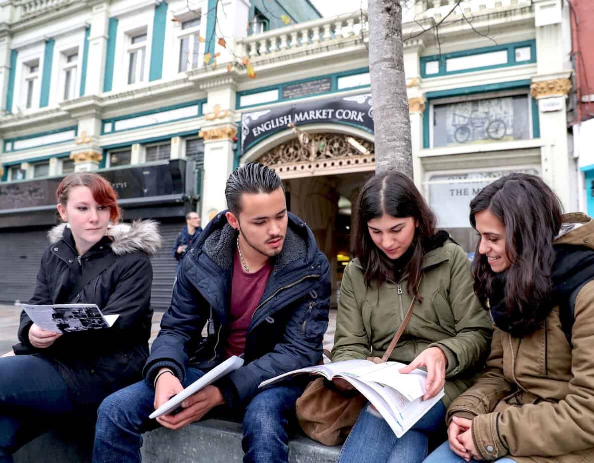 Immersion culturelle à Cork : étudiants discutant en anglais devant le célèbre English Market avec Cork English College (CEC), partenaire de Sherwood School, école de langues à La Baule (éligible CPF).