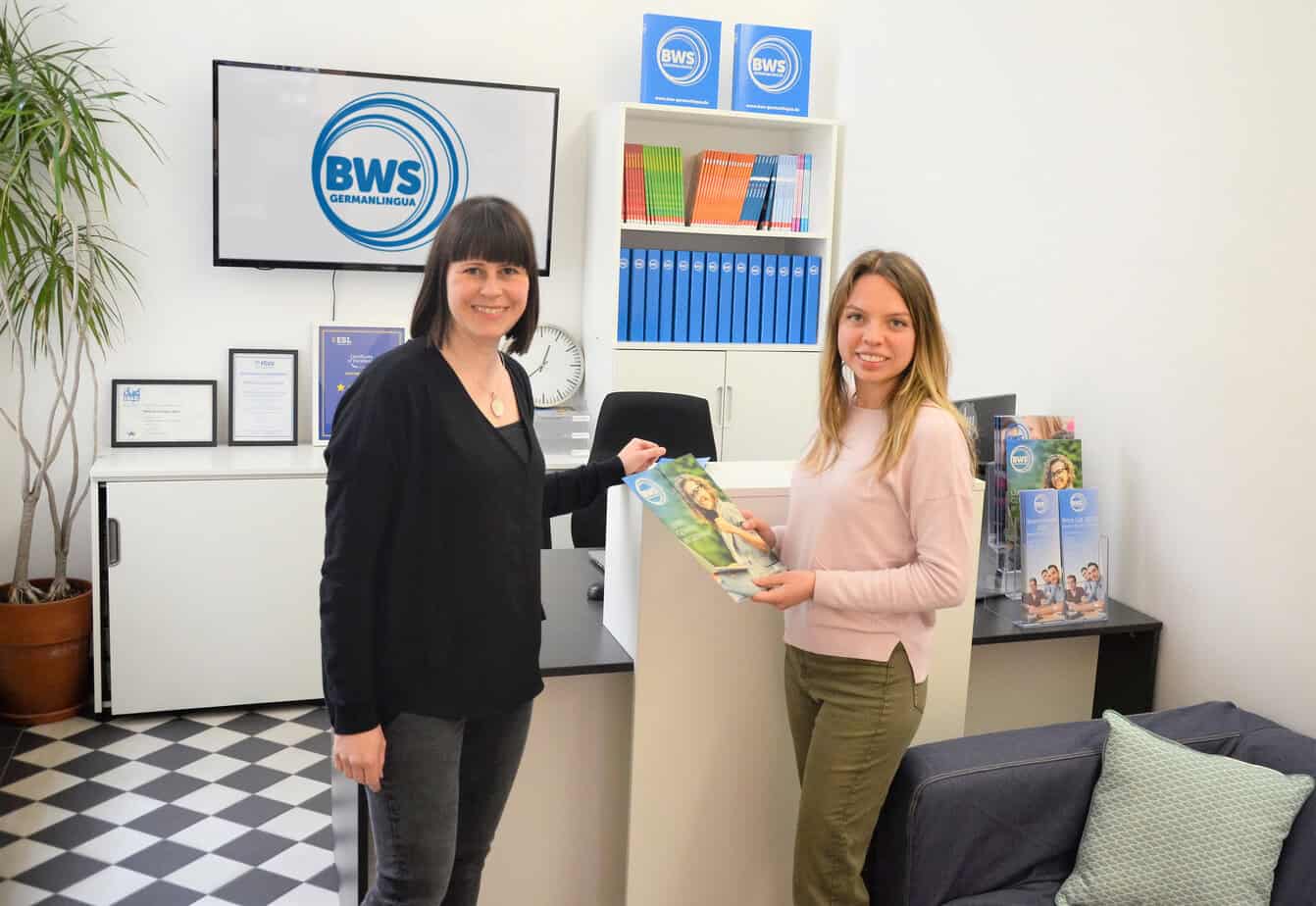 Accueil et convivialité au centre BWS de Berlin : équipe et étudiants dans le hall de l'école de langue, séjour avec Sherwood School éligible au CPF. Accueil et convivialité au centre BWS de Berlin : équipe et étudiants dans le hall de l'école de langue, séjour avec Sherwood School éligible au CPF.