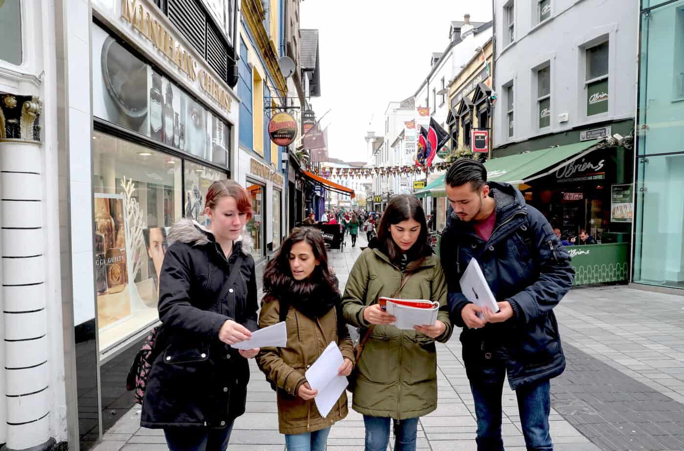 Apprendre l'anglais à Cork : étudiants en séjour linguistique visitant la ville après les cours avec Cork English College (CEC), partenaire de Sherwood School, école de langues à La Baule (éligible CPF).