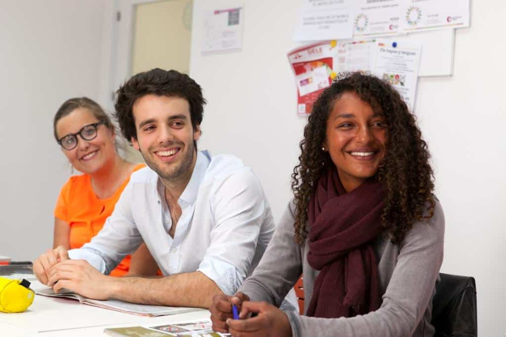 Des progrès rapides grâce à une méthode d'apprentissage active : cours d'espagnol dynamique pour étudiants adultes chez CLIC Séville, avec Sherwood School (éligible CPF). Des progrès rapides grâce à une méthode d'apprentissage active : cours d'espagnol dynamique pour étudiants adultes chez CLIC Séville, avec Sherwood School (éligible CPF).