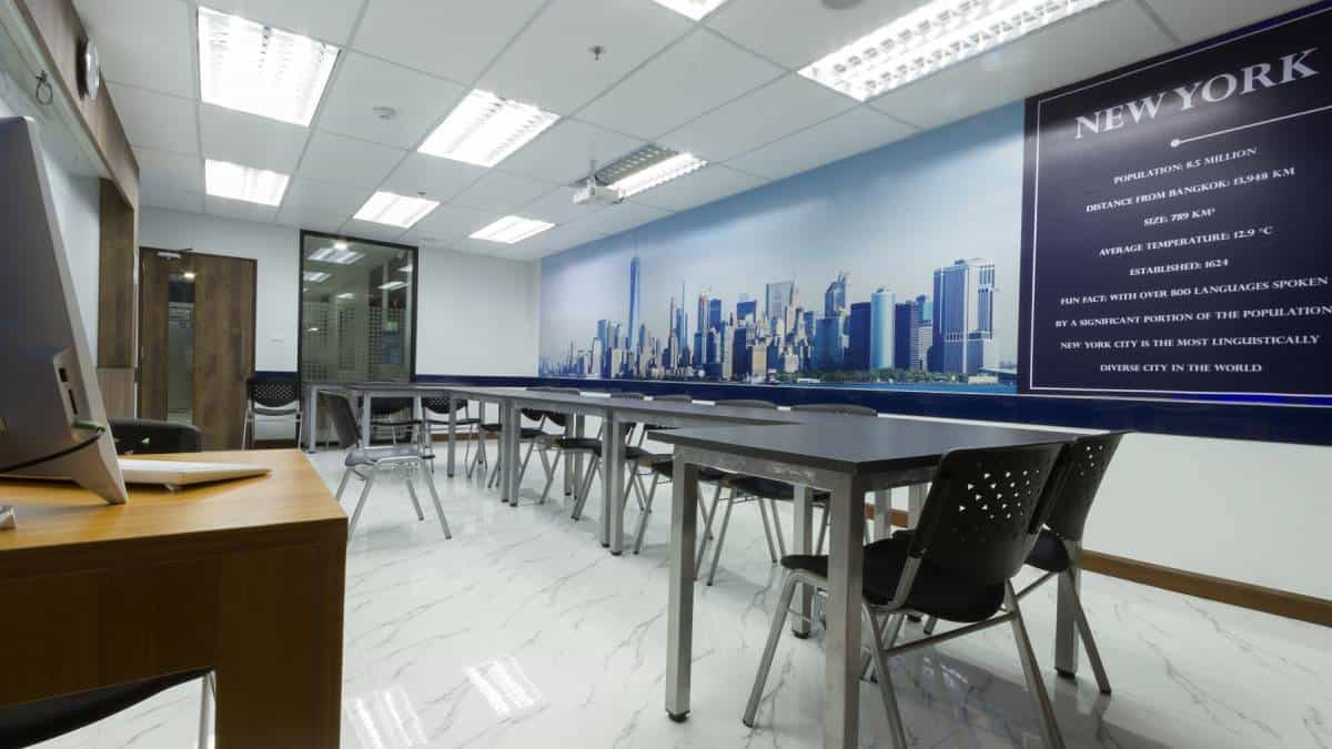 Séjour linguistique en Thaïlande pour apprendre l'anglais : salle de cours moderne à l'école IH Bangkok, partenaire de Sherwood School. Séjour linguistique en Thaïlande pour apprendre l'anglais : salle de cours moderne à l'école IH Bangkok, partenaire de Sherwood School.