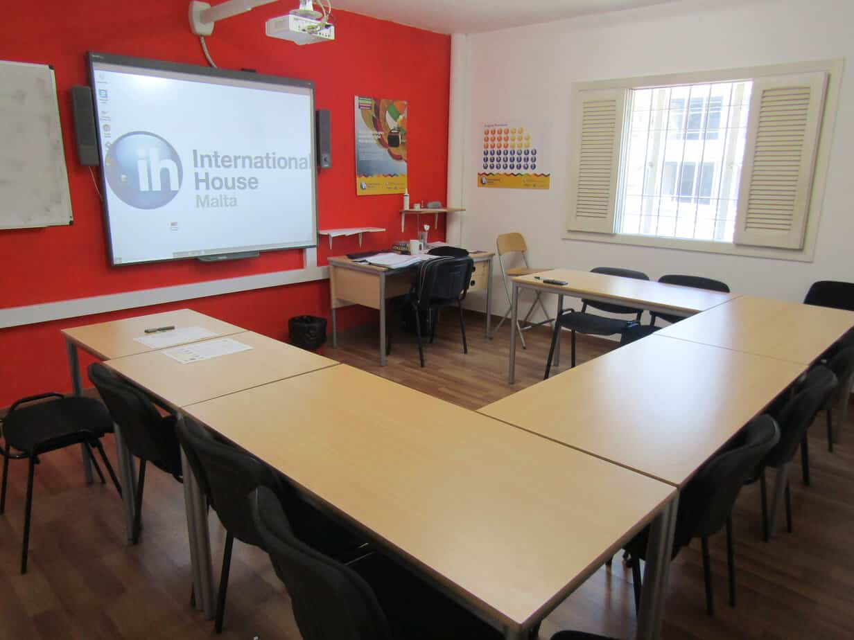 Étudier l'anglais à St Julian's : une salle de classe dynamique chez International House (IH) Malta, partenaire de Sherwood School, école de langues à La Baule (formation éligible CPF). Étudier l'anglais à St Julian's : une salle de classe dynamique chez International House (IH) Malta, partenaire de Sherwood School, école de langues à La Baule (formation éligible CPF).