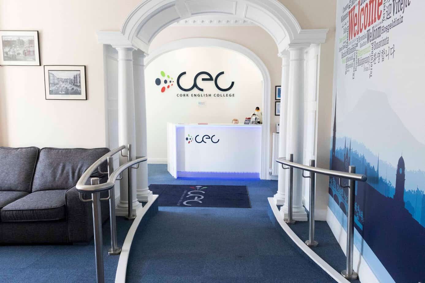 Étudier à Cork, Irlande : vue de la réception et de l'intérieur moderne de Cork English College (CEC), partenaire de Sherwood School, école de langues à La Baule (éligible CPF).