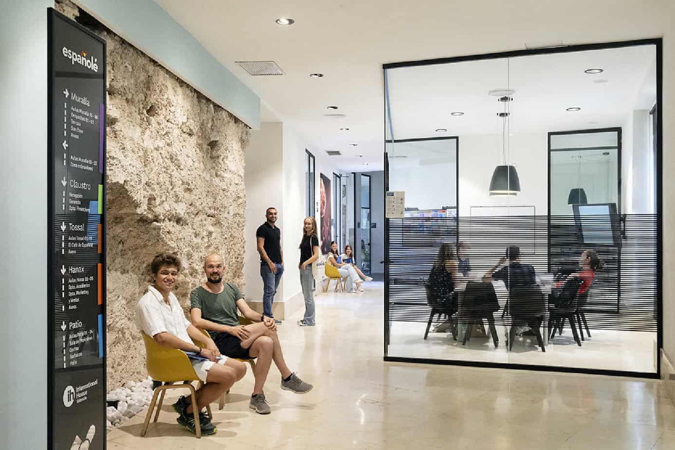 École de langues à Valence, Espagne : vue du lobby et de l'architecture intérieure unique de l'école Españolé, partenaire de Sherwood School, école de langues à La Baule (éligible CPF). École de langues à Valence, Espagne : vue du lobby et de l'architecture intérieure unique de l'école Españolé, partenaire de Sherwood School, école de langues à La Baule (éligible CPF).