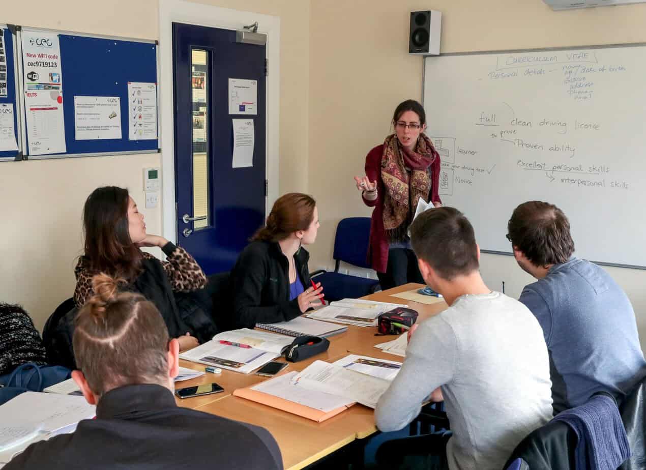 Cours d'anglais à Cork, Irlande : échange interactif entre étudiants et professeurs chez Cork English College (CEC), partenaire de Sherwood School, école de langues à La Baule (formation éligible CPF).