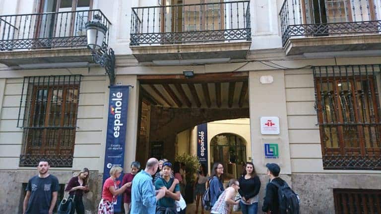Étudier l'espagnol en Espagne : façade historique de l'école de langues Españolé au cœur de Valence, partenaire de Sherwood School, école de langues à La Baule (éligible CPF). Étudier l'espagnol en Espagne : façade historique de l'école de langues Españolé au cœur de Valence, partenaire de Sherwood School, école de langues à La Baule (éligible CPF).
