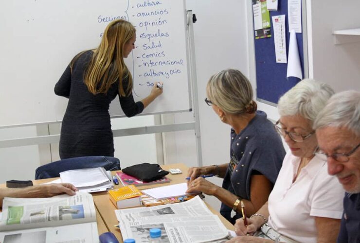 Une immersion culturelle sur mesure en Andalousie : cours d'espagnol pour seniors à l'école CLIC Séville, la formule idéale pour voyager et progresser à son rythme avec Sherwood School.