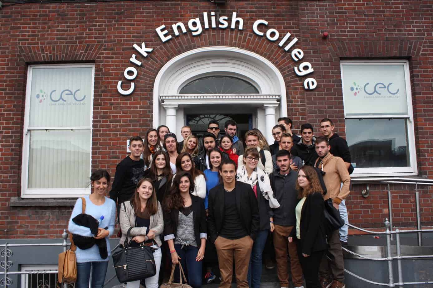 Formation d'anglais pour adultes à Cork : groupe d'étudiants devant l'école Cork English College (CEC), partenaire de Sherwood School, école de langues à La Baule (éligible CPF).