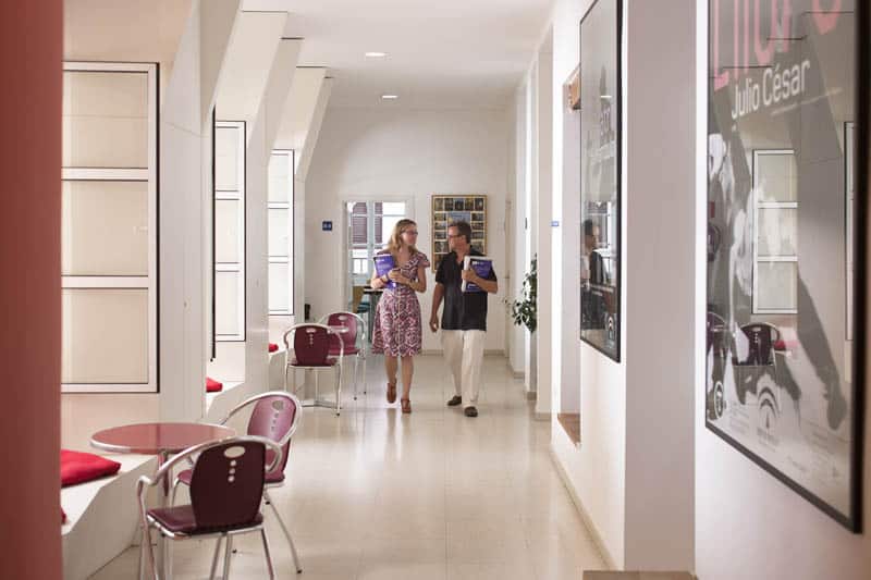 Échanges spontanés et encadrement professionnel en Andalousie : les professeurs natifs de CLIC Séville font vivre la langue espagnole au quotidien avec Sherwood School (éligible au CPF). Échanges spontanés et encadrement professionnel en Andalousie : les professeurs natifs de CLIC Séville font vivre la langue espagnole au quotidien avec Sherwood School (éligible au CPF).