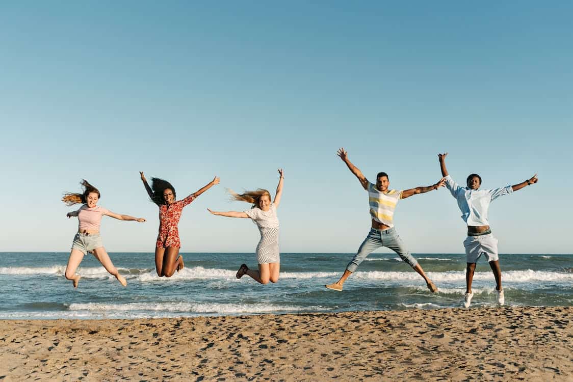 Jeunes étudiants souriants pendant une activité au Summer Camp de Sherwood School à La Baule, alliant loisirs et apprentissage des langues.