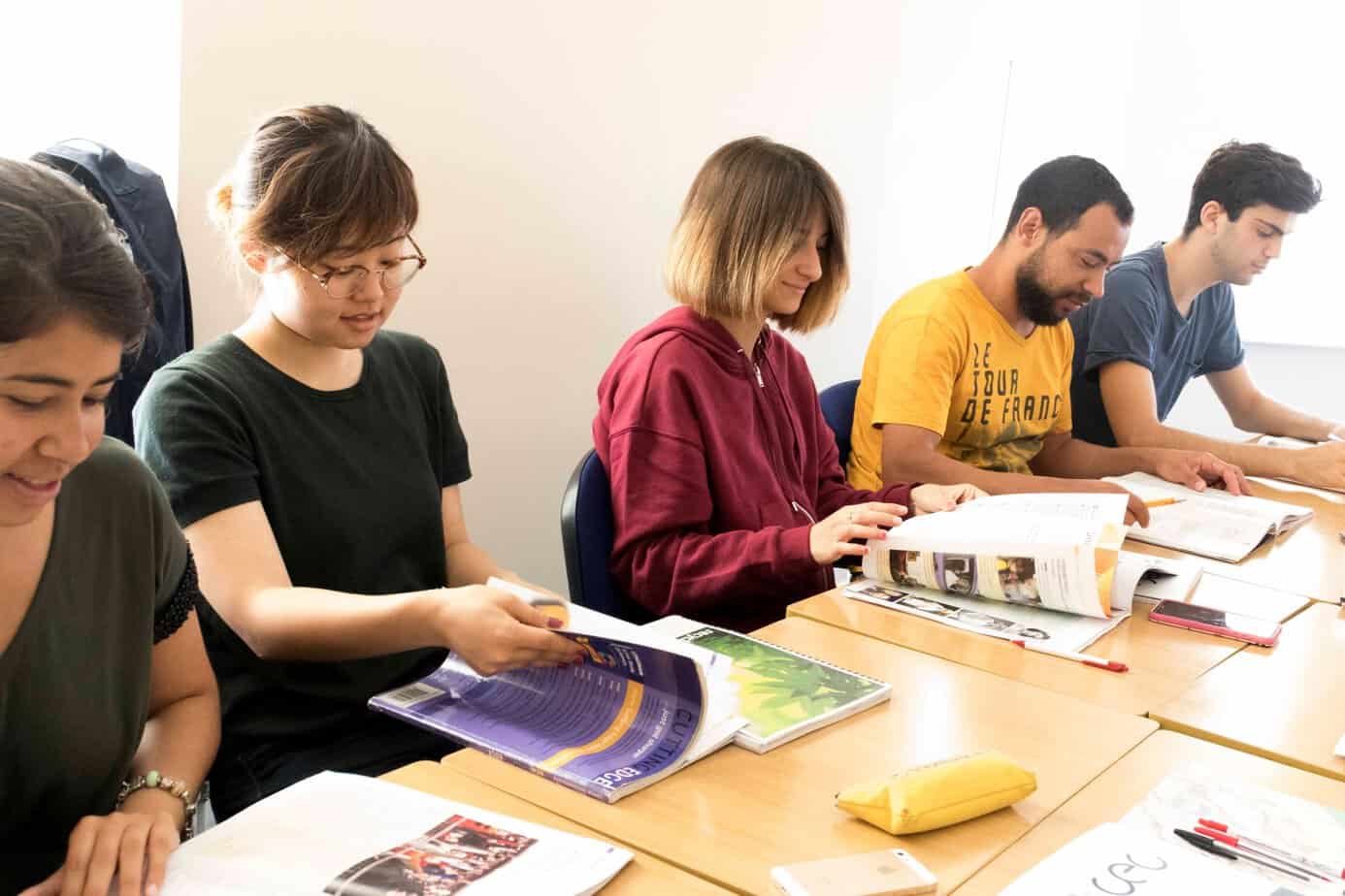 Améliorer son anglais à Cork : étudiants attentifs durant un cours chez Cork English College (CEC), partenaire de Sherwood School, école de langues à La Baule (formation éligible CPF).