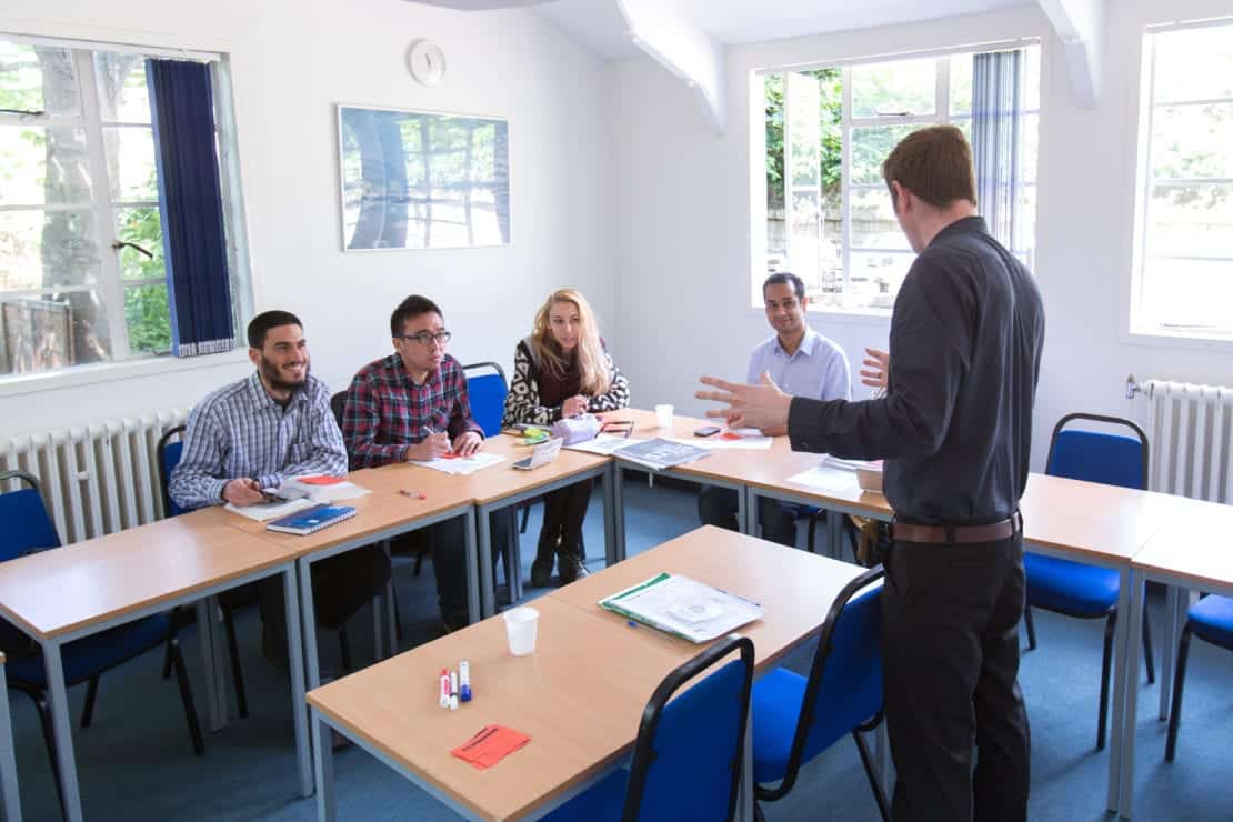 Cours d'anglais en école de langues à Cambridge : étudiants en formation intensive avec Sherwood School, programme éligible au CPF.