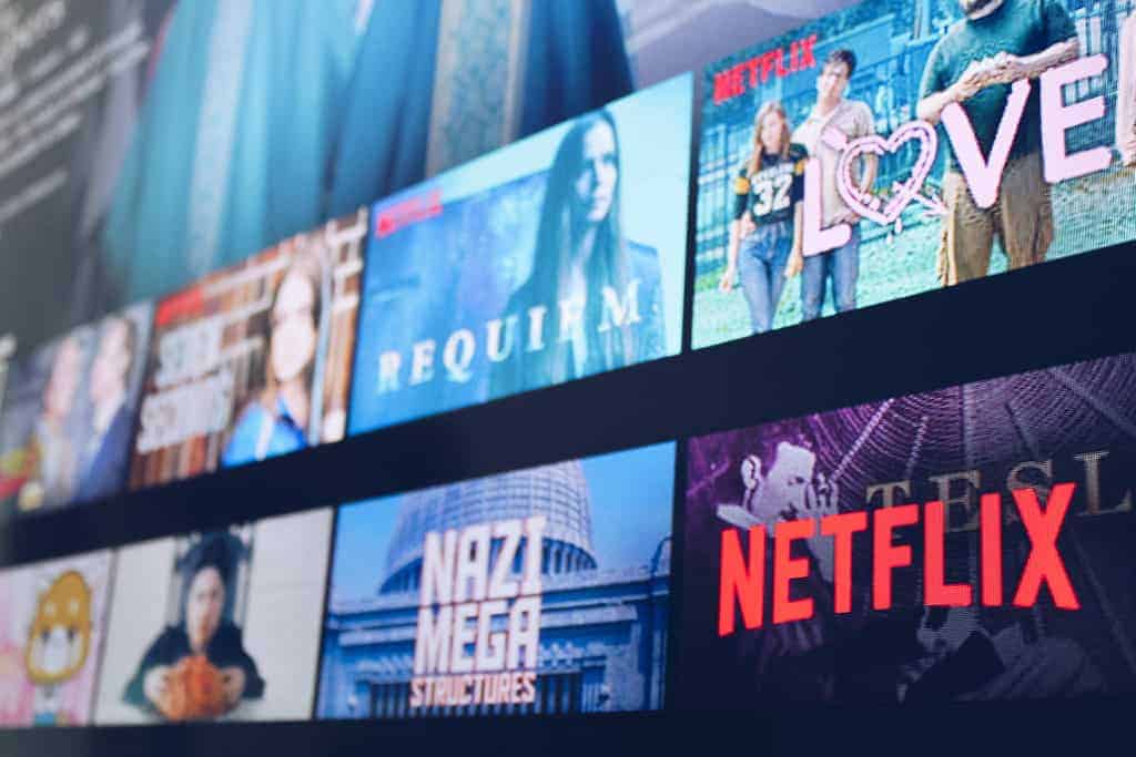 Découvrez les meilleures séries et films en VO pour améliorer votre anglais au quotidien grâce aux conseils et formations de Sherwood School.
