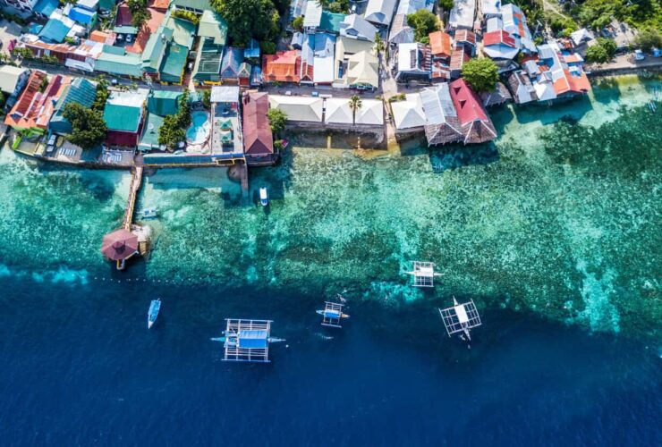 Vue aérienne du port et de la plage à Cebu, Philippines : destination proposée par Sherwood School pour apprendre l'anglais en immersion.