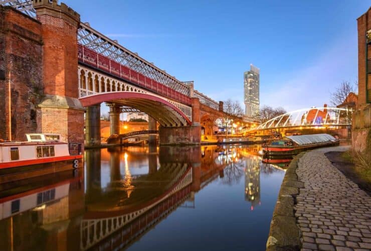 Apprenez l'anglais en immersion à Manchester lors d'un séjour linguistique dynamique avec Sherwood School, la formule idéale pour progresser au Royaume-Uni (CPF).