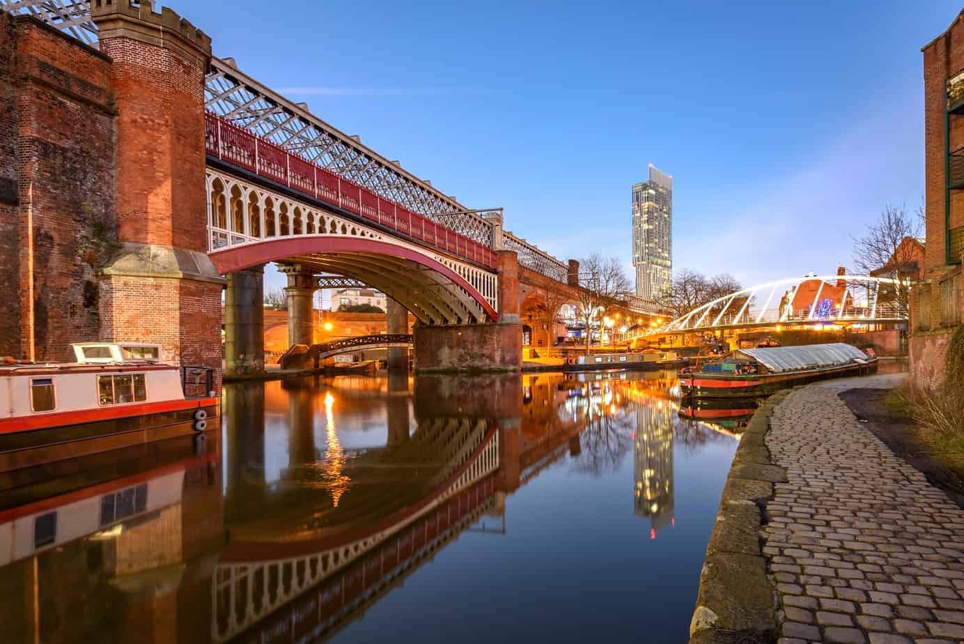 Apprenez l'anglais en immersion à Manchester lors d'un séjour linguistique dynamique avec Sherwood School, la formule idéale pour progresser au Royaume-Uni (CPF).