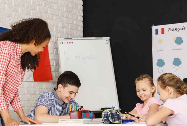Cours collectifs de langues pour enfants avec Sherwood School : apprenez l'anglais en vous amusant grâce à nos ateliers interactifs et dynamiques.