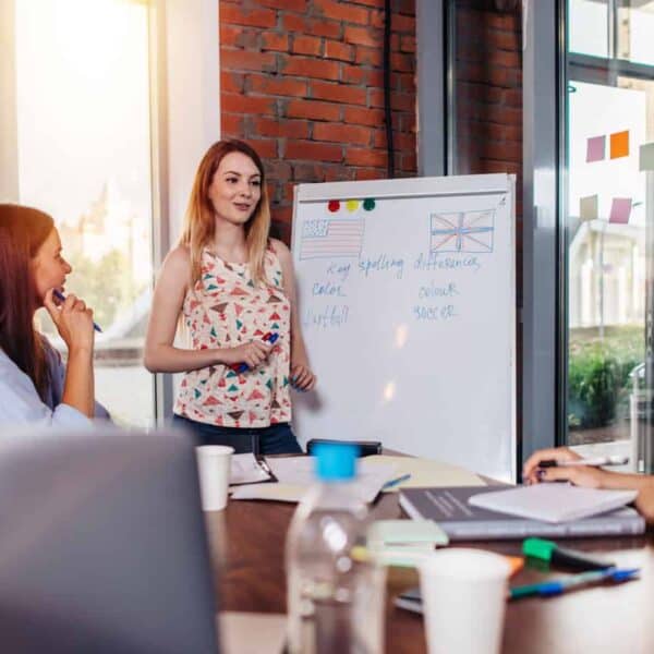Obtenez votre Titre professionnel de formateur d'adultes par la VAE avec Sherwood School, une formation certifiante et financée par le CPF.