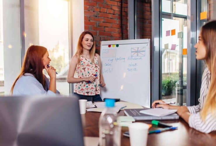 Obtenez votre Titre professionnel de formateur d'adultes par la VAE avec Sherwood School, une formation certifiante et financée par le CPF.