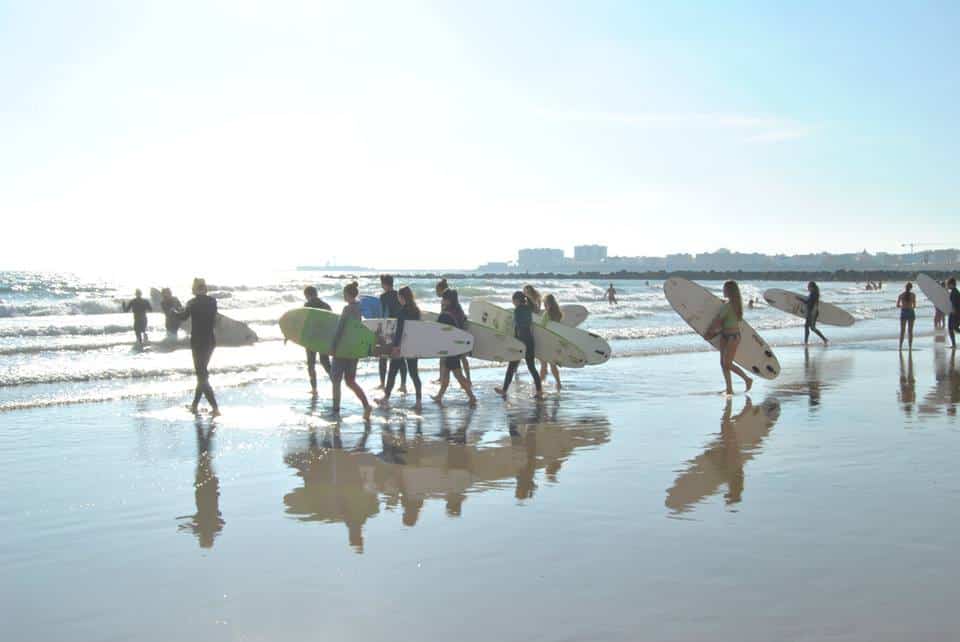 Apprendre l'espagnol et surfer sur les vagues de Cadix : des cours de surf mémorables pour adultes et adolescents en séjour linguistique avec CLIC et Sherwood School. Apprendre l'espagnol et surfer sur les vagues de Cadix : des cours de surf mémorables pour adultes et adolescents en séjour linguistique avec CLIC et Sherwood School.