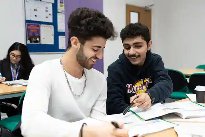 Améliorez votre expression orale grâce à des cours dynamiques en Angleterre : deux étudiants en classe chez Essential English Centre, partenaire de Sherwood School, école de langues à La Baule (formation éligible CPF). Améliorez votre expression orale grâce à des cours dynamiques en Angleterre : deux étudiants en classe chez Essential English Centre, partenaire de Sherwood School, école de langues à La Baule (formation éligible CPF).