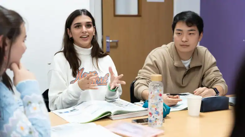 Maîtrisez l'anglais grâce à une formation intensive en Angleterre : étudiants en plein cours chez Essential English Centre, partenaire de Sherwood School, école de langues à La Baule (éligible CPF). Maîtrisez l'anglais grâce à une formation intensive en Angleterre : étudiants en plein cours chez Essential English Centre, partenaire de Sherwood School, école de langues à La Baule (éligible CPF).