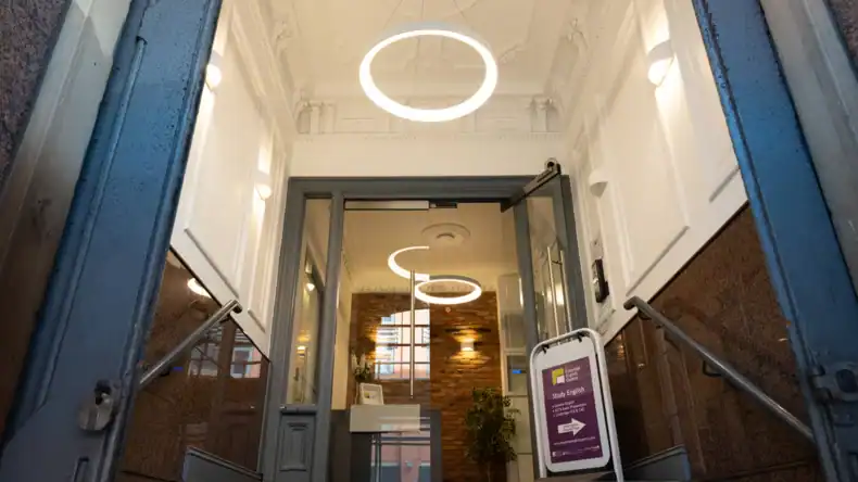 Réussissez votre projet linguistique au cœur de Manchester : le hall d'accès de l'école Essential English Centre, partenaire de Sherwood School, école de langues à La Baule (éligible CPF). Réussissez votre projet linguistique au cœur de Manchester : le hall d'accès de l'école Essential English Centre, partenaire de Sherwood School, école de langues à La Baule (éligible CPF).